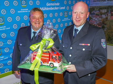 Feierliche Übergabe des symbolischen Feuerwehrfahrzeugs