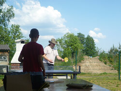 Beim Tischtennis in frischer Luft