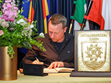 Die erste Medaille ging an Caeven Michel, Inhaber des Edeka-Marktes in Mühlenbeck.