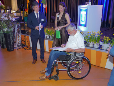 Thomas Scherlipp erhält die Medaille des Bürgermeisters
