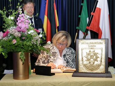 Angelika Hoffmann erhielt die Medaille für ihr jahrzehntelanges Wirken in der Evangelischen Christophoruskirchengemeinde. Pfarrer Bernhard Hasse würdigte ihren unermüdlichen Einsatz bei der Organisation und Durchführung von Gemeindefesten und der Endredaktion des Gemeindebriefes. Layout, Druck, Transport und Verteilung – alles liegt in ihren Händen. Besonders hervorzuheben ist ihre integrative Kraft: Als vier Kirchengemeinden zu einer neuen Einheit zusammenwuchsen, schaffte sie es, die beiden Gemeinden Schönerlinde und Blankenfelde gut in die neue Gemeinschaft zu integrieren.