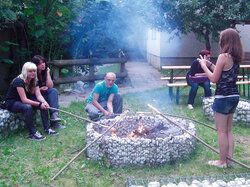 Beim Würstchen-Grillen